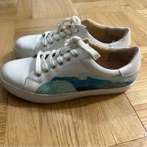 Jack Rogers women’s white leather sneakers blue embroidery size 8.5